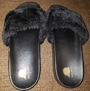 Faux fur slides / sandals